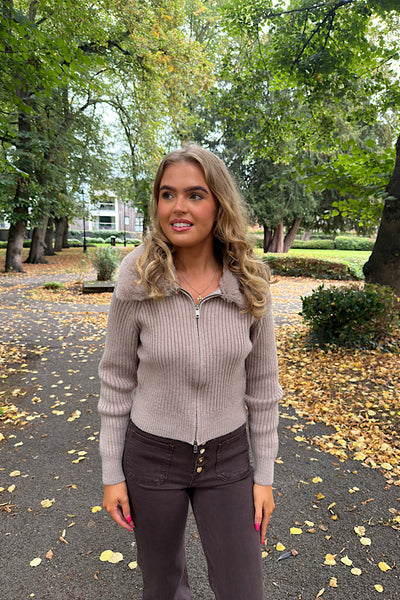 Kelly Ribbed Zip Up Cardigan With Fur Collar In Taupe