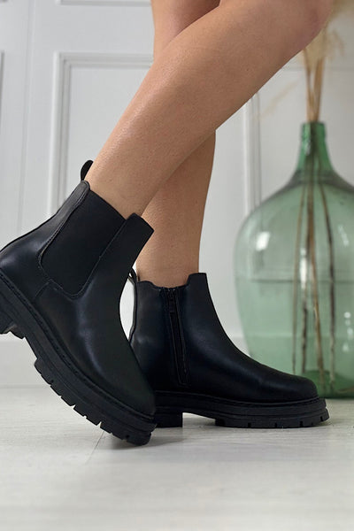 Ivy Chunky Boots In Black